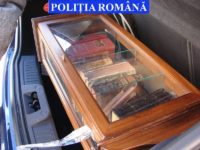 Cărţi cu valoare de patrimoniu, din secolele 17-19, descoperite de poliţişti la un vânzător ambulant din Suceava