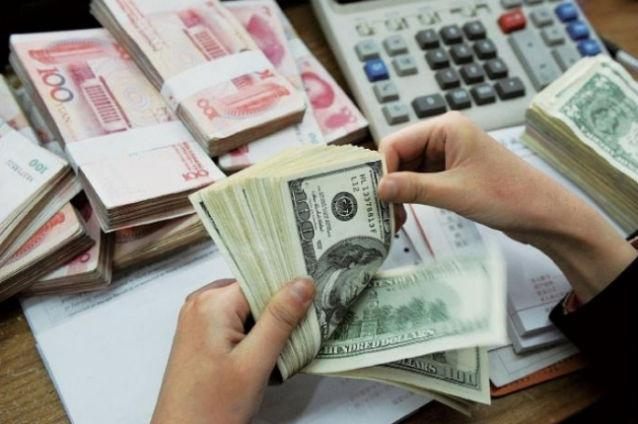 Dolarul a crescut cu 6,4 bani