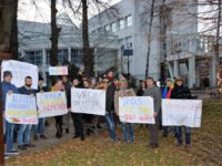 Zeci de tineri moldoveni au protestat