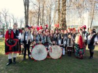 Nouă grupuri folclorice din judeţ participă la festivaluri de datini şi obiceiuri din ţară