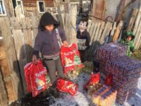 Preşcolari, părinţi şi cadre didactice au făcut colectă şi au oferit cadouri unor copii nevoiaşi