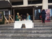 Scena biblică a Naşterii Mântuitorului din centrul Sucevei, protejată cu un separator rutier din plastic