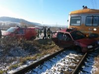 Maşină cu doi copii în ea, lovită de tren la o trecere peste calea ferată