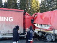 Accident grav, între două autotrenuri