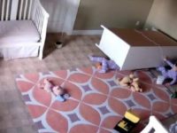 La numai 2 ani, şi-a salvat fratele geamăn blocat sub un dulap