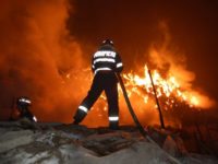 Flăcări violente, în miez de noapte, la o gospodărie din Valea Glodului