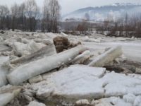 Blocajul de gheţuri din zona confluenţei râurilor Dorna şi Bistriţa de pe raza municipiului Vatra Dornei ar putea pune probleme odată cu încălzirea vremii