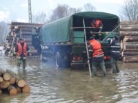Peste 5000 mc de apă din locuinţele inundate în Vatra Dornei, evacuaţi cu motopompele de pompieri