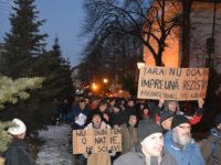 Sute de suceveni au protestat faţă de adoptarea de Guvern a pachetului legislativ privind modificarea Codului penal şi proiectul Legii graţierii
