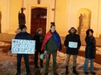 Câţiva suceveni, între care membri ai USR, au protestat duminică seara cerând demisia Guvernului