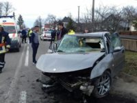 Trei tineri răniţi, după ce au intrat cu maşina într-un cap de pod