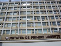 Un panou publicitar a lovit în cap o femeie