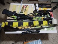 Arme letale, muniţie, arme albe şi alte accesorii descoperite în casele a trei localnici din Suceviţa şi Bilca