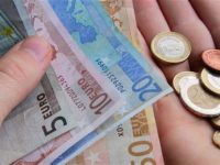 Euro a scăzut cu aproape un ban