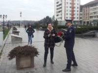 Poliţiştii, printre doamne, cu flori, surâsuri şi sfaturi bune