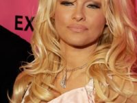 Celebrul costum de baie roşu al Pamelei Anderson, din „Baywatch”, va fi expus la Londra