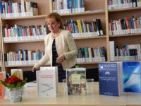 Biblioteca ocupă un rol important în transmiterea informaţiilor generaţiilor următoare, prin intermediul cărţilor