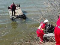 De pe E 85 a ajuns cu maşina direct în iazul de la Fălticeni