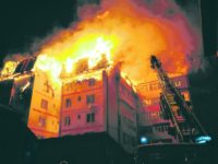 Un incendiu devastator a mistuit locuinţele de la mansarda unui bloc din Gura Humorului