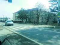 Pentru „calmarea” vitezei în zona şcolii din Dumbrăveni, Primăria a cerut un semafor