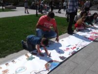 Copii şi părinţi antrenaţi în vechile jocuri ale copilăriei