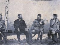 De la stânga la dreapta: Regele Ferdinand, delegatul englez Albert Thomas, Principele Carol şi generalul Berthelot pe câmpul de la Hârlău