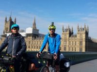 Doi români stabiliţi în Anglia încep turul Europei pe biciclete