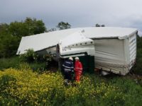 Un tir ucrainean care circula pe DN 2 s-a răsturnat în afara şoselei