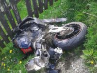 Un motociclist de 29 de ani a murit după ce a fost proiectat pe acoperişul unei şuri