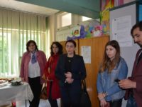 Mamele instituţionalizate în Centrul Maternal Suceava au etalat produsele făcute cu mâinile lor