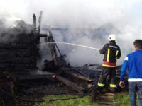 Flăcări violente au mistuit două gospodării vecine din Vicovu de Sus