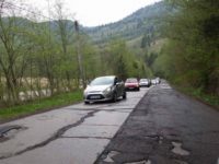 După lucrările de plombare a DN 17 B în zona Crucea, se va turna strat bituminos, iar apoi covor asfaltic
