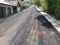 O parte a străzii betonată, o alta asfaltată