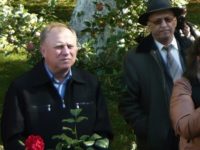 În imagine, la Mălinii lui Labiş, cu un trandafir în faţă – Ilie Luceac şi cu Nicolae Cârlan în stânga sa