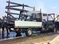 O autospecială ce transporta geamuri termopan a luat foc în mers