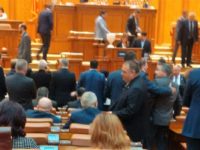 Moţiunea de cenzură a fost adoptată