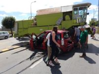 Un autoturism a fost făcut zob după ce cauciucul unei combine agricole a explodat