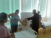 Protoieria Fălticeni a oferit daruri pentru mamele internate la maternitatea din localitate