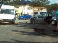 Impact frontal între două autovehicule în centrul comunei Vicovu de Jos