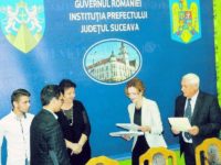 Zece elevi suceveni de nota 10, răsplătiţi cu diplome de excelenţă şi premii în bani