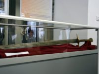 O sabie a lui Ştefan cel Mare poate fi văzută, în premieră, la Suceava