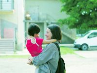 Numărul mamelor care lucrează în străinătate este dublu faţă de cel al taţilor