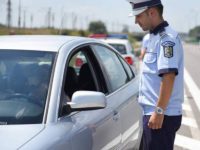 Aproape zece autovehicule imobilizate de poliţiştii suceveni pentru piraterie în transportul de persoane