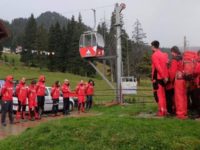 Patru salvatori montani de la Serviciul Salvamont Vatra Dornei, în stagiu de pregătire în Munţii Bucegi