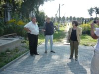 Scriitoarea Micaela Ghiţescu împreună cu ziaristul Vasile Bâcu, preşedintele Societăţii pentru Cultură Românească „Mihai Eminescu” Cernăuţi şi cu regretatul prozator Radu Mareş, în septembrie 2011, printre morminte de români în cimitirul din Cernăuţi