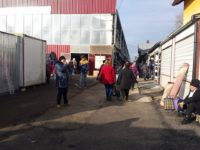 Comercianţi din Bazarul Suceava folosesc suprafeţe şi de trei ori mai mari decât cele înscrise în contractele de închiriere