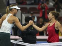Simona Halep a învins-o în premieră pe Maria Şarapova şi s-a calificat în sferturi la Beijing