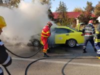 Taxi cuprins de flăcări în cartierul Burdujeni