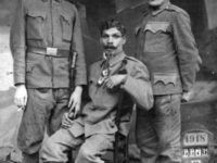 Trei pârtesteni, soldati în armata habsburgicã, în 1918. Soldatul sezând pe scaun este bunicul meu, Grigore, care a mers în razboi pâna la Marea Adriatica