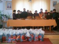 Moş Crăciun a venit şi pentru cei 55 de copii din cătunul Bahna Arini